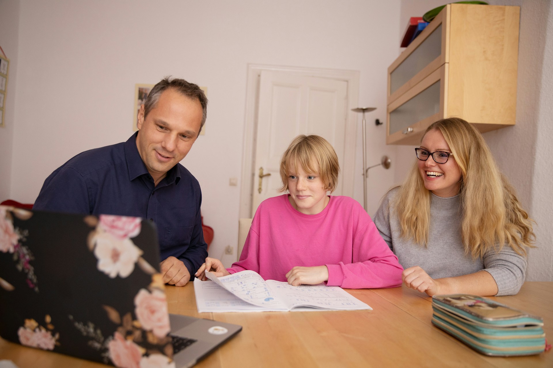 sofatutor-ec3SJoypVKM-unsplash Mother and father sitting with a young adult watching a video on a computer